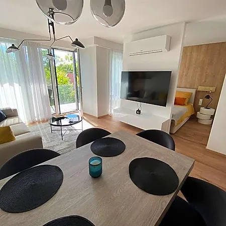 Clyde-premium Lelle Waterfront Private *